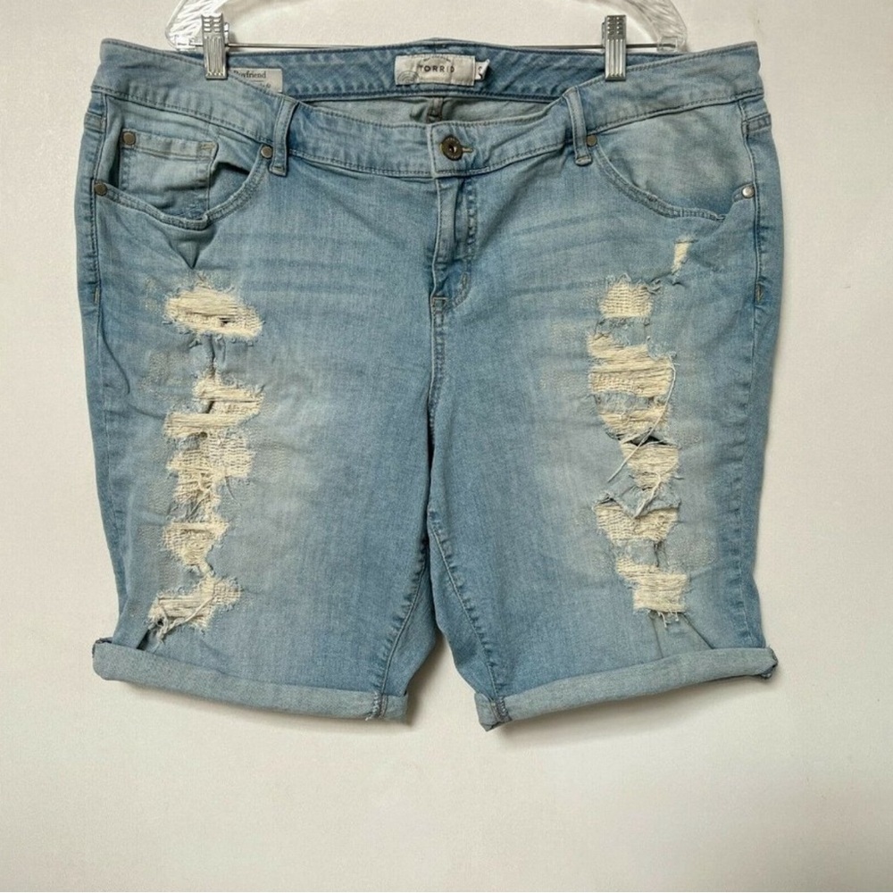 Torrid Destroyed Boyfriend Bermuda Shorts Stretch Denim Light Wash Plus Size 22